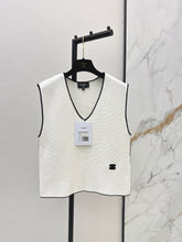 Color-blocked V-neck knit vest
