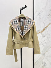 26FW New: Two-piece set featuring a trench coat with a large lapel and a plaid inner layer 🤎