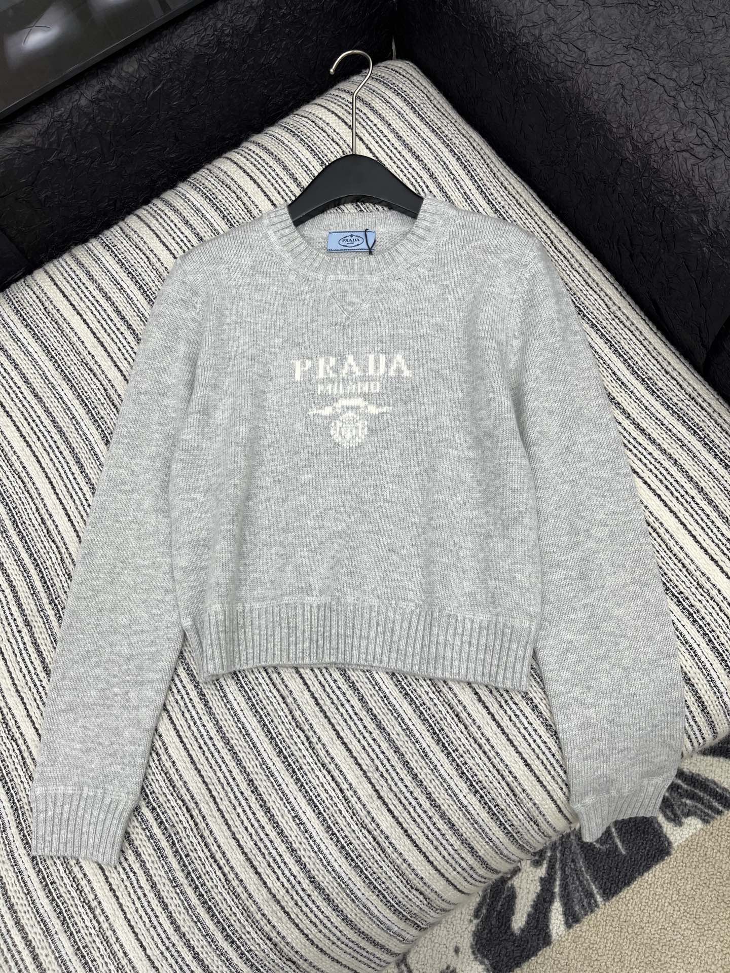 Diamond chain crewneck knit long-sleeved top
