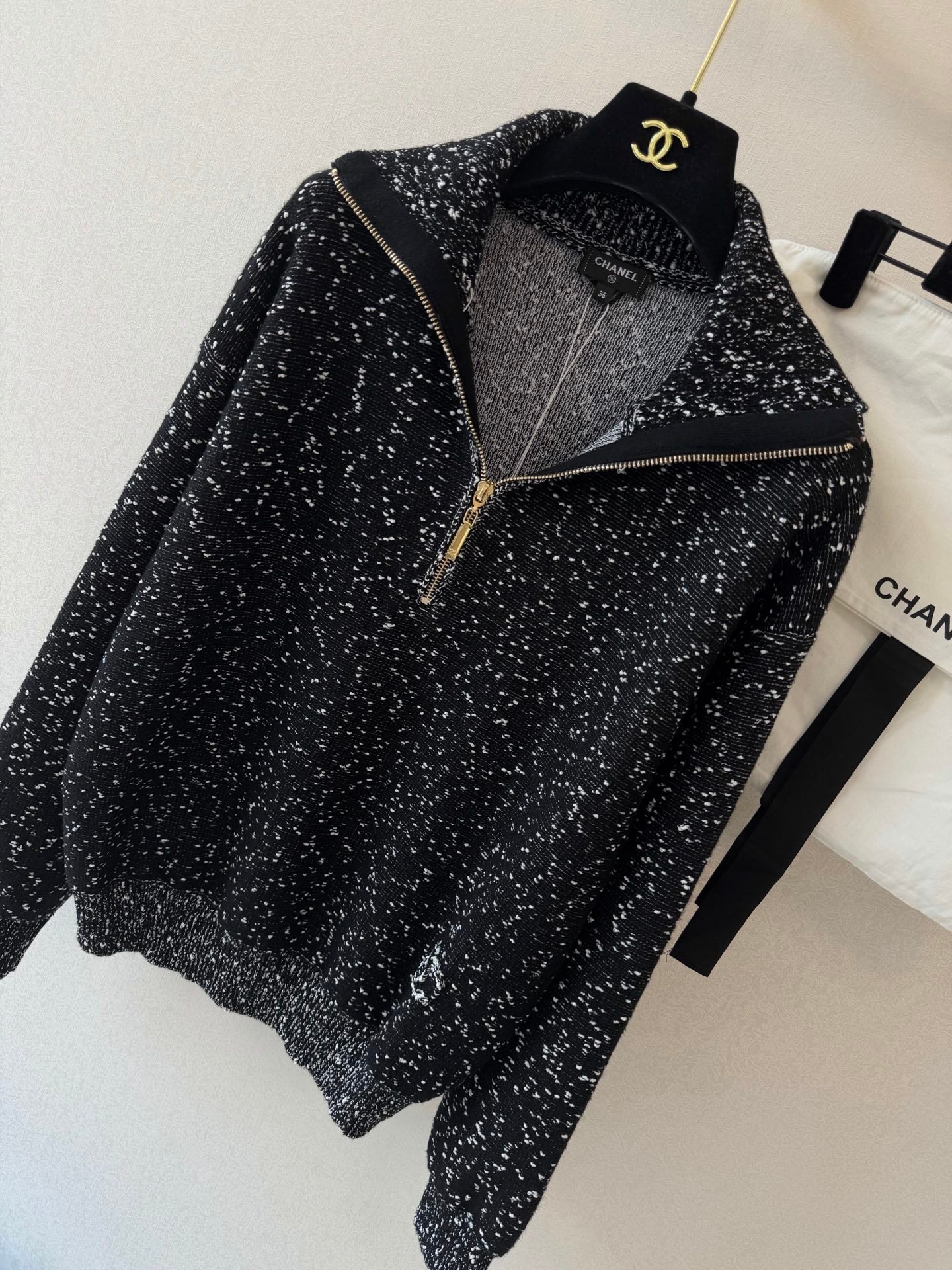 Chanel/Solid-color long-sleeve knit top with a collar