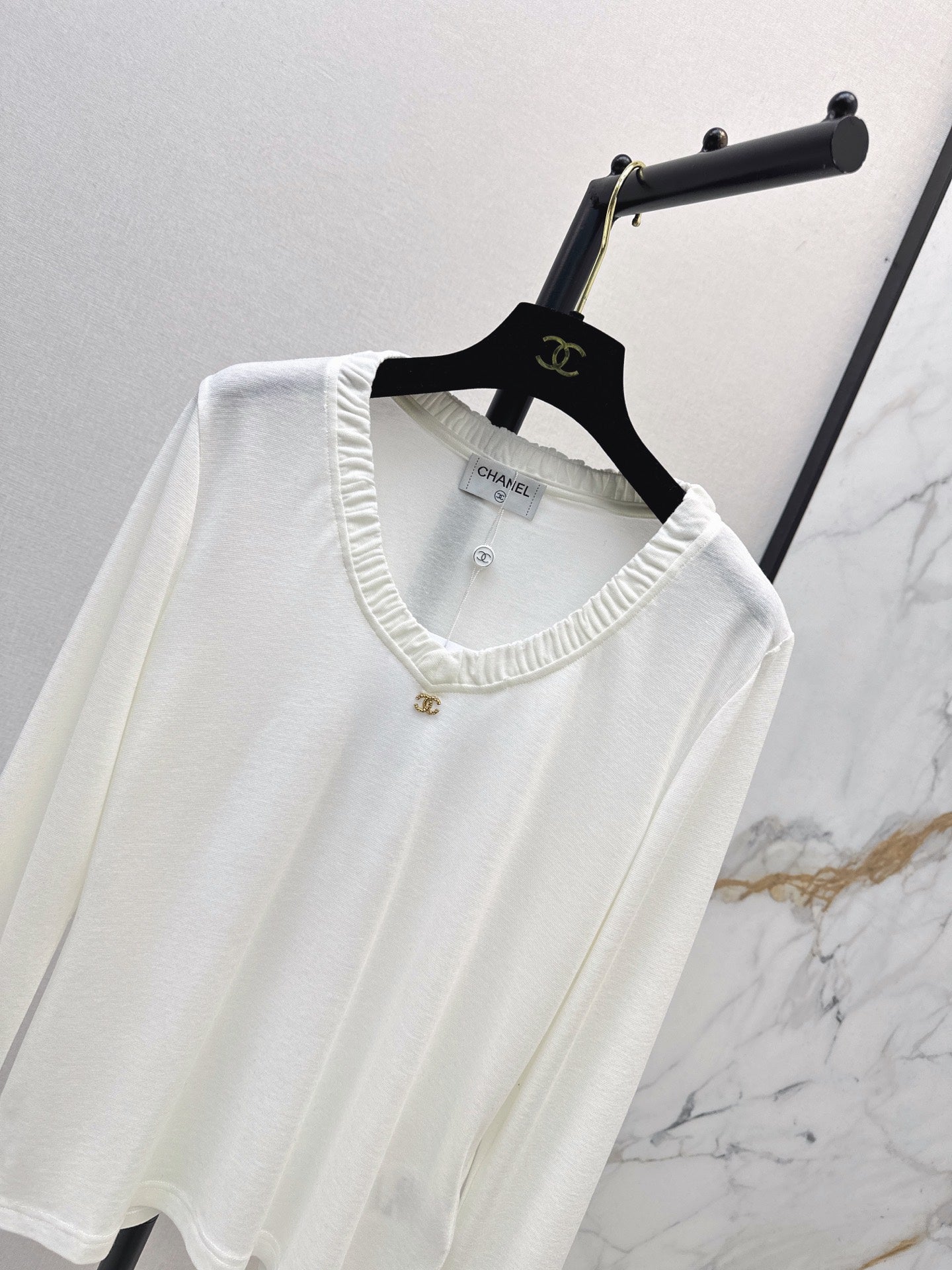 Chanel / 26 Early Autumn New V-Neck Base Shirt
