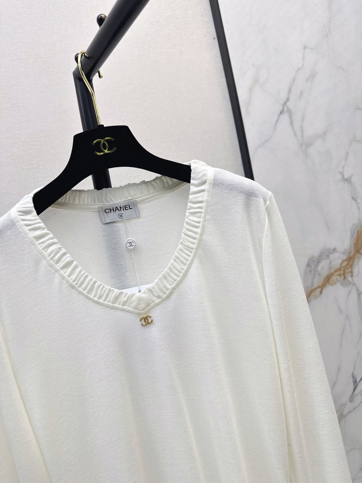 Chanel / 26 Early Autumn New V-Neck Base Shirt