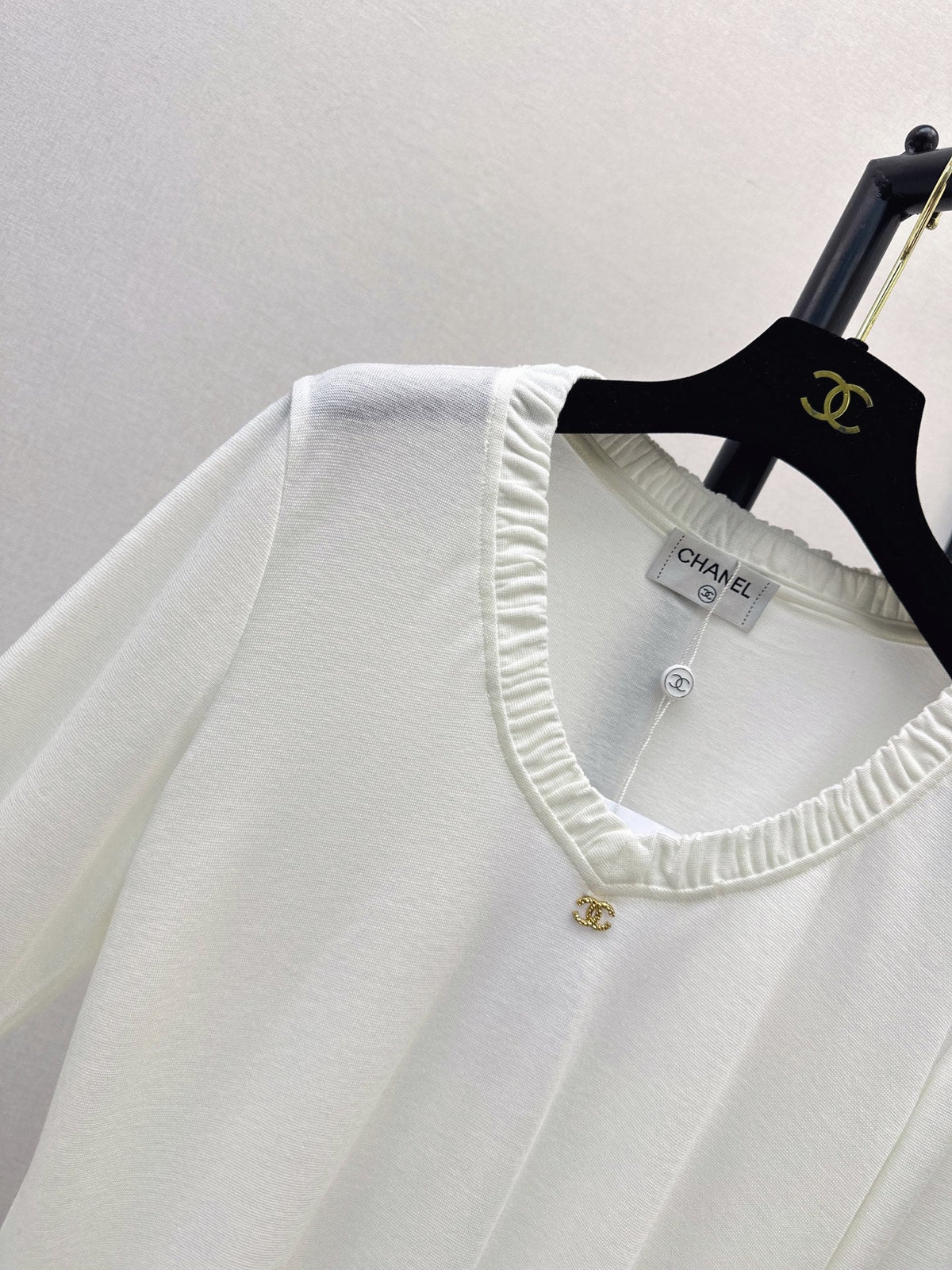 Chanel / 26 Early Autumn New V-Neck Base Shirt