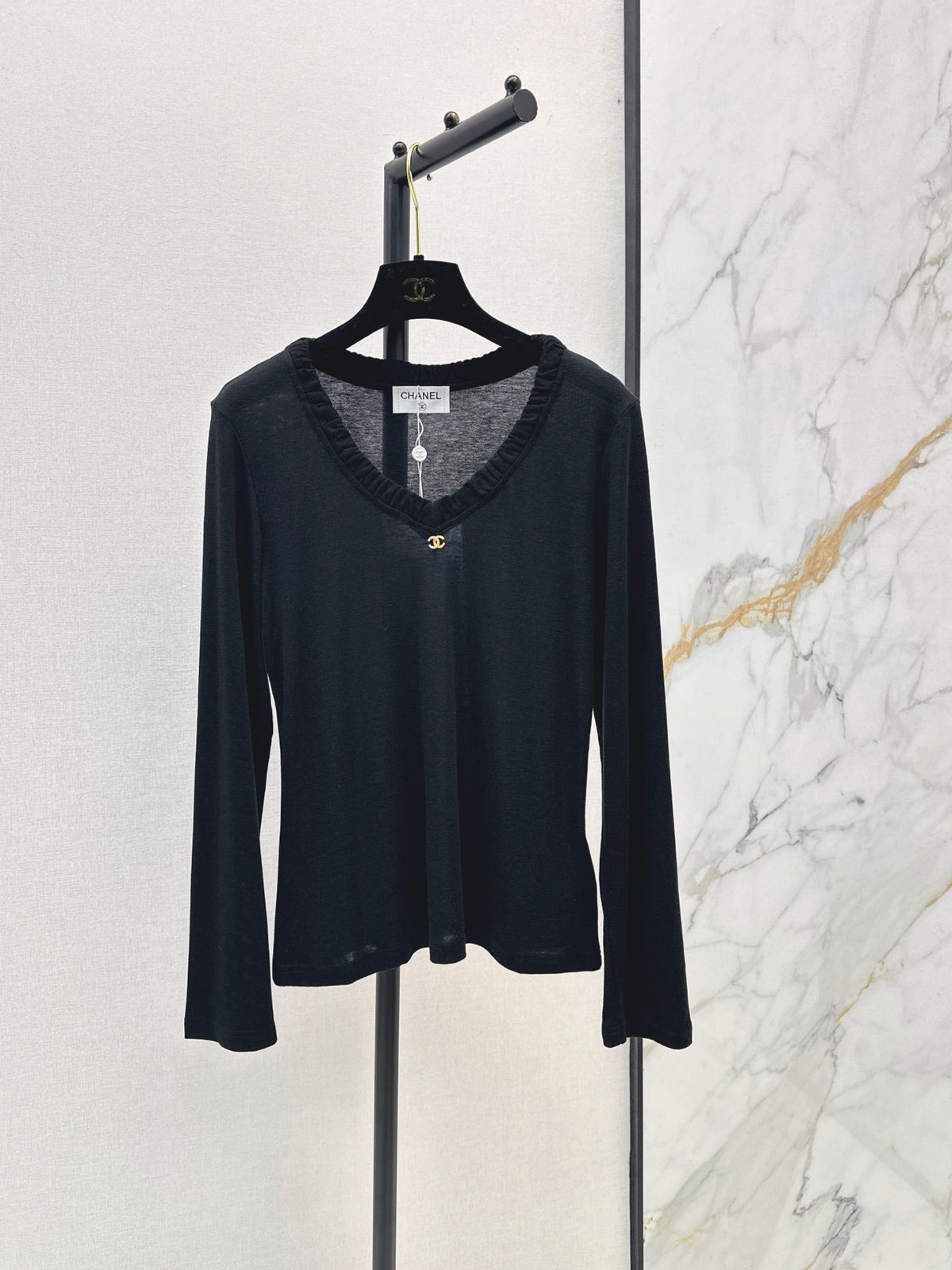 Chanel / 26 Early Autumn New V-Neck Base Shirt