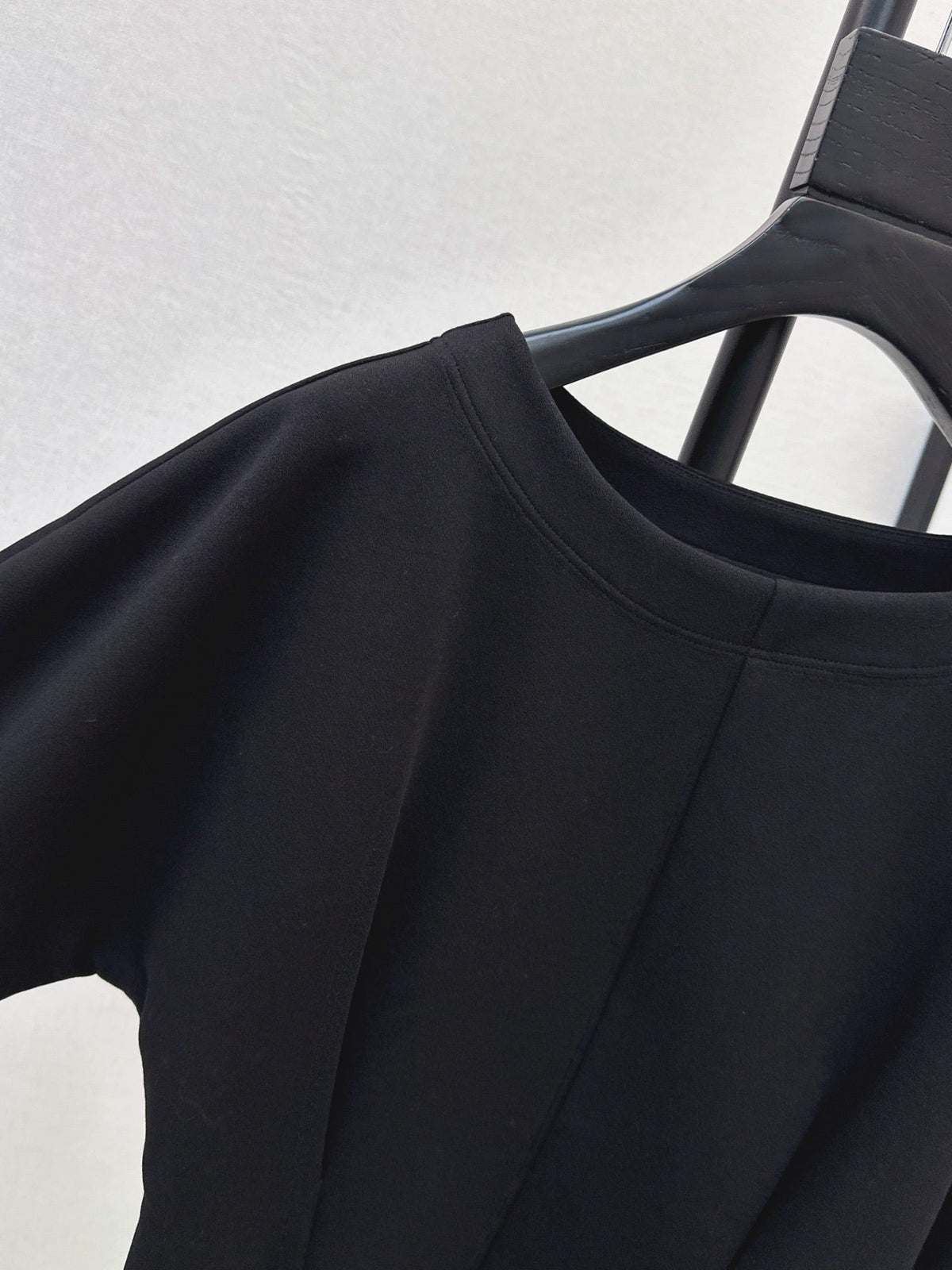 26 Fall/Winter Latest Batwing Sleeve Structured Waist Minimalist Long Sleeve Top