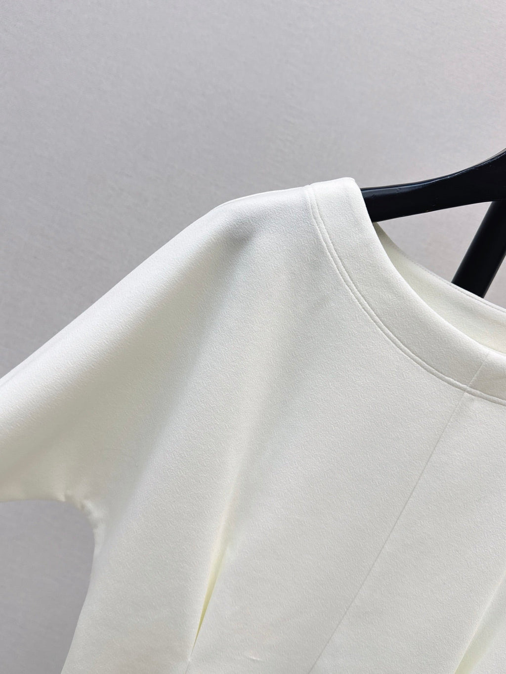26 Fall/Winter Latest Batwing Sleeve Structured Waist Minimalist Long Sleeve Top