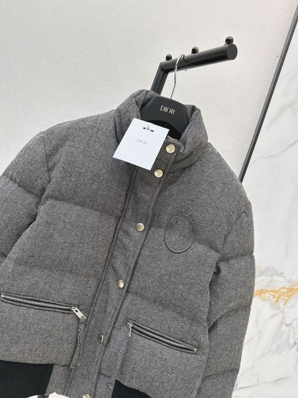 26 Fall/Winter Latest Stand Collar Down Jacket with Badge Embroidery Decoration