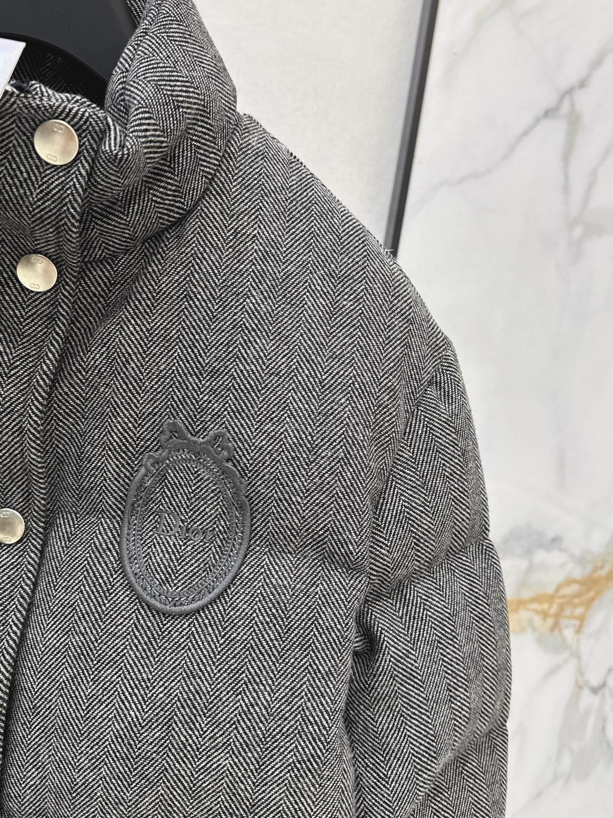 26 Fall/Winter Latest Stand Collar Down Jacket with Badge Embroidery Decoration