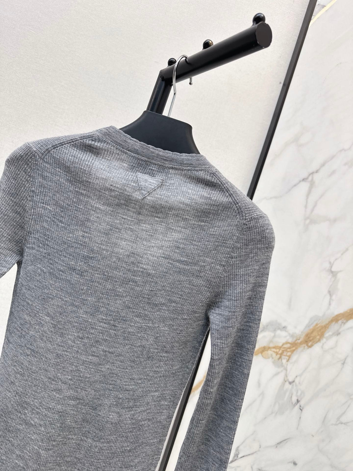 26 Fall/Winter New Wave-Edged Grey Cashmere Cardigan