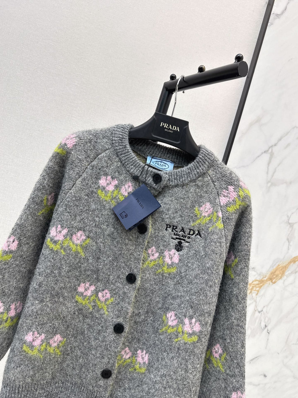 26 Fall/Winter Latest Floral Jacquard Wool Cardigan