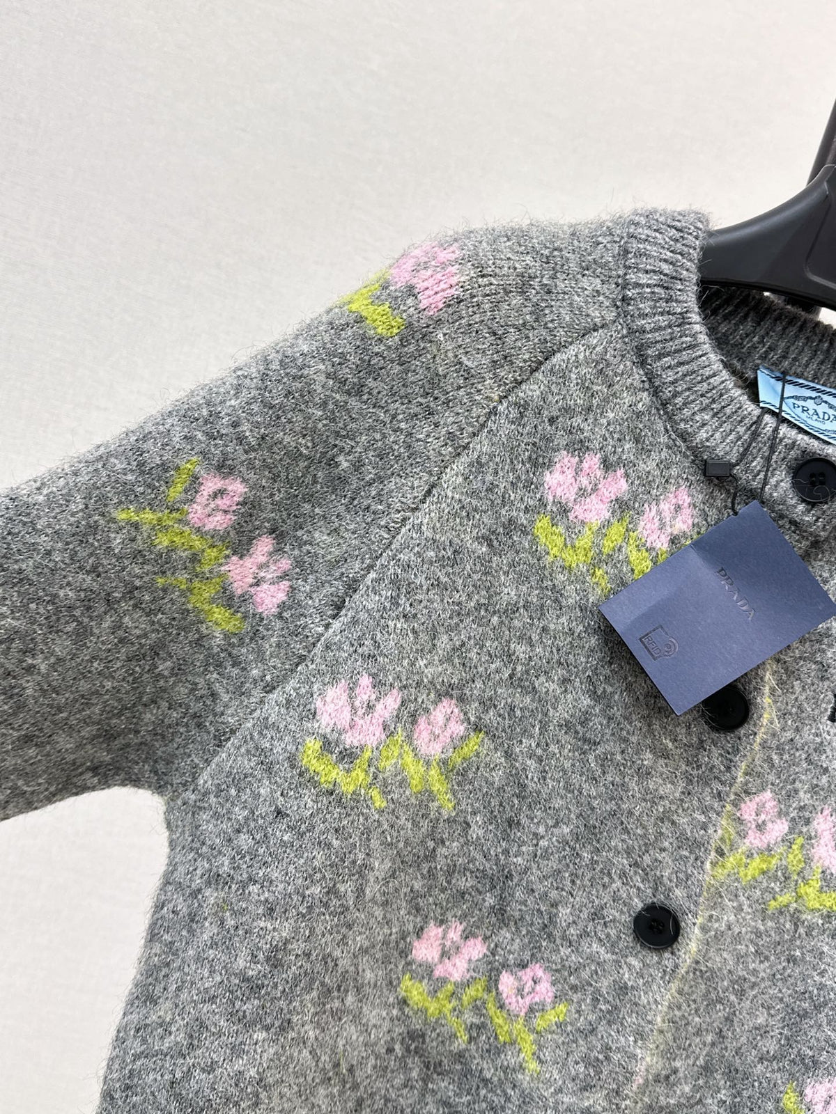 26 Fall/Winter Latest Floral Jacquard Wool Cardigan