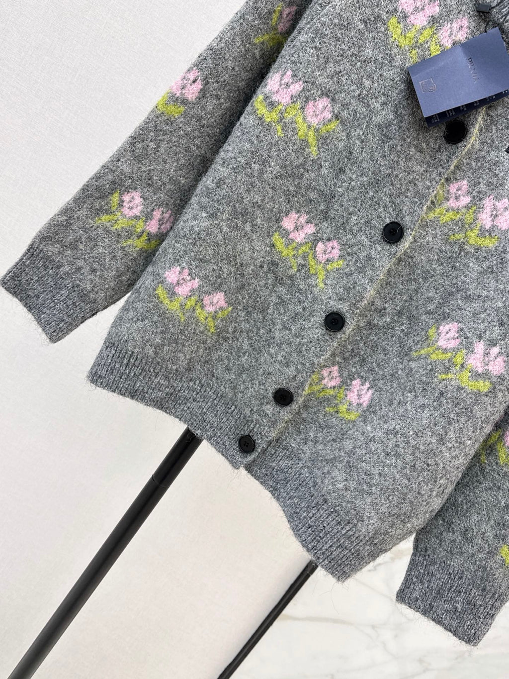 26 Fall/Winter Latest Floral Jacquard Wool Cardigan