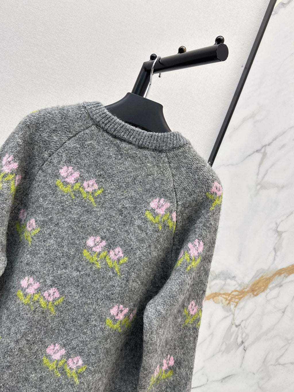 26 Fall/Winter Latest Floral Jacquard Wool Cardigan