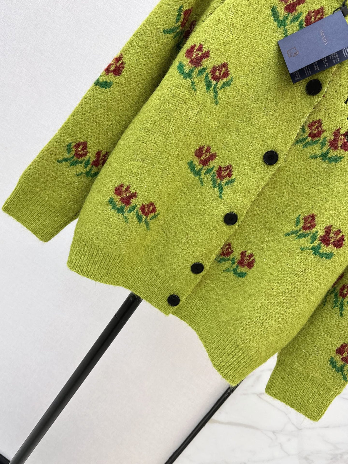 26 Fall/Winter Latest Floral Jacquard Wool Cardigan