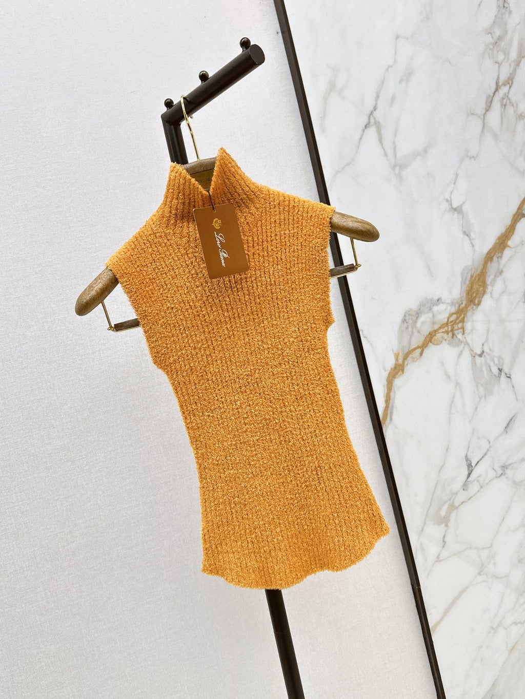 26 Fall/Winter Latest Caramel-Colored Sleeveless Semi-Turtleneck
