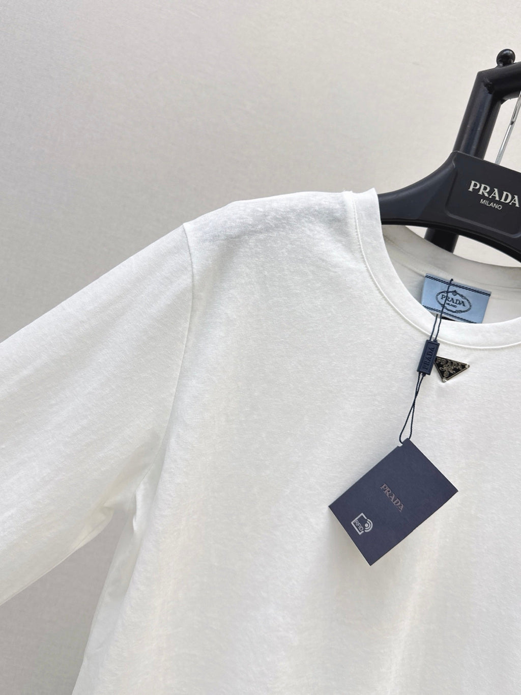26 Fall/Winter Latest Triangle Logo Long-Sleeve White T-Shirt