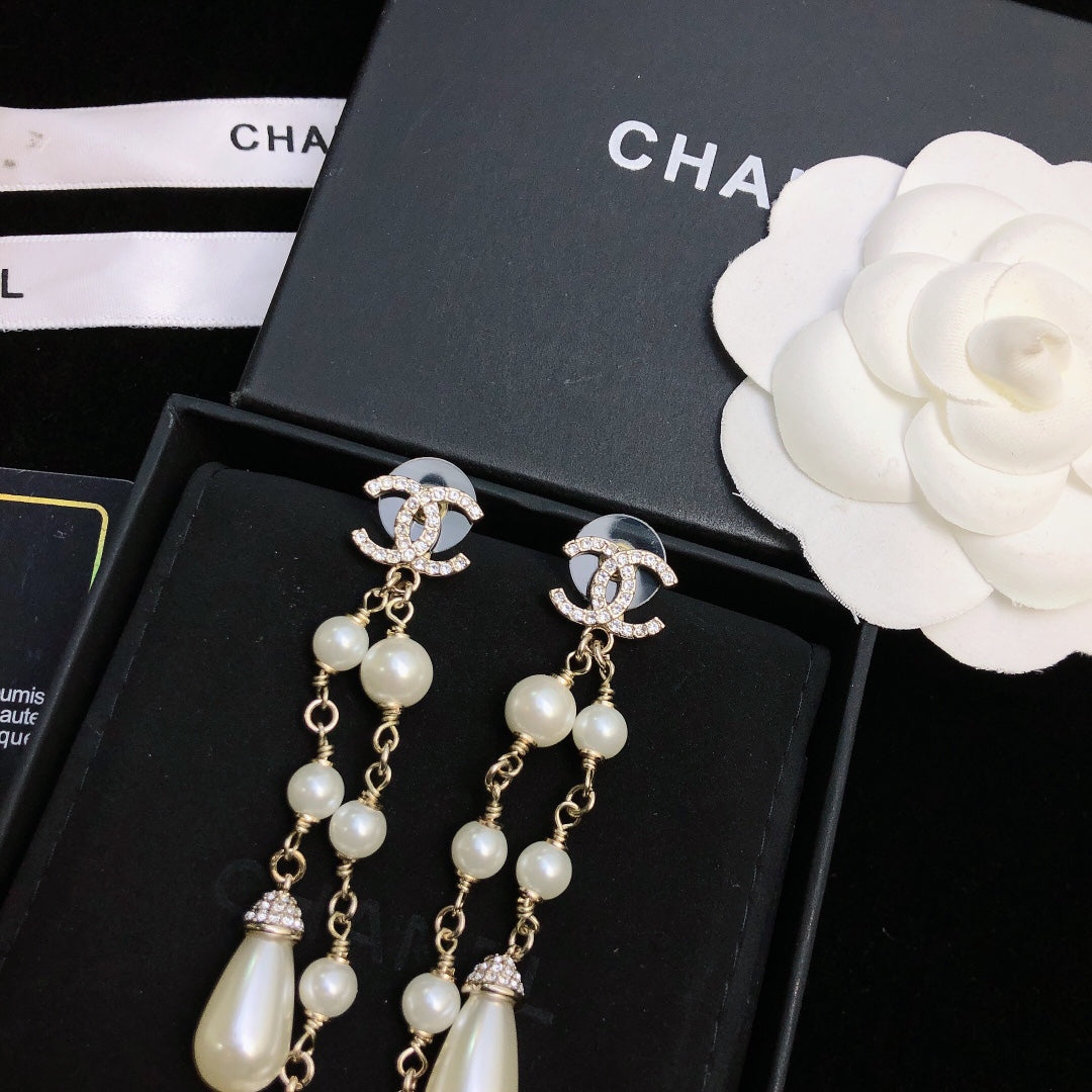 DOUBLE C EARRINGS IN GOLD METAL WITH TWO PEARL TASSELS