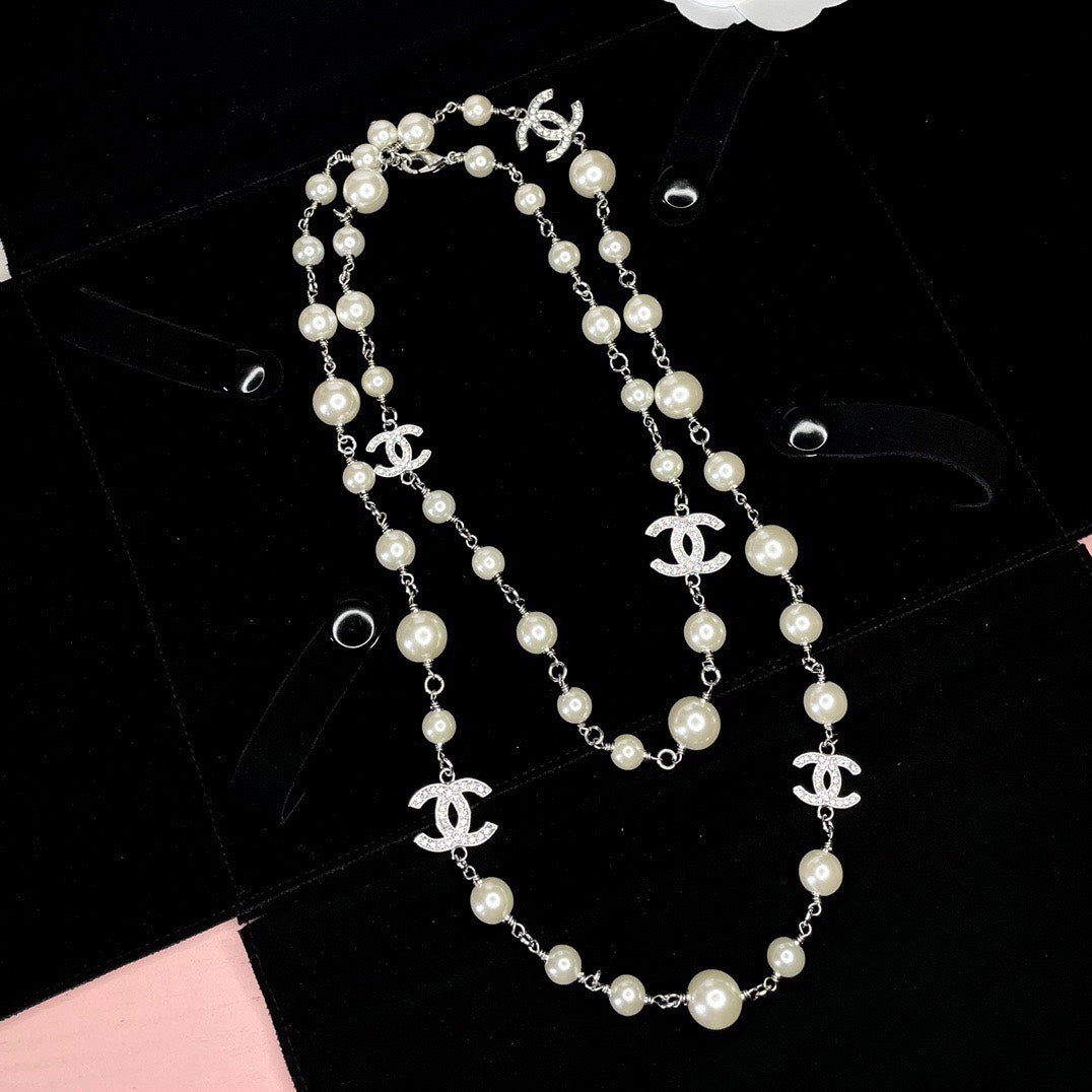 Sweater Pearl Necklace