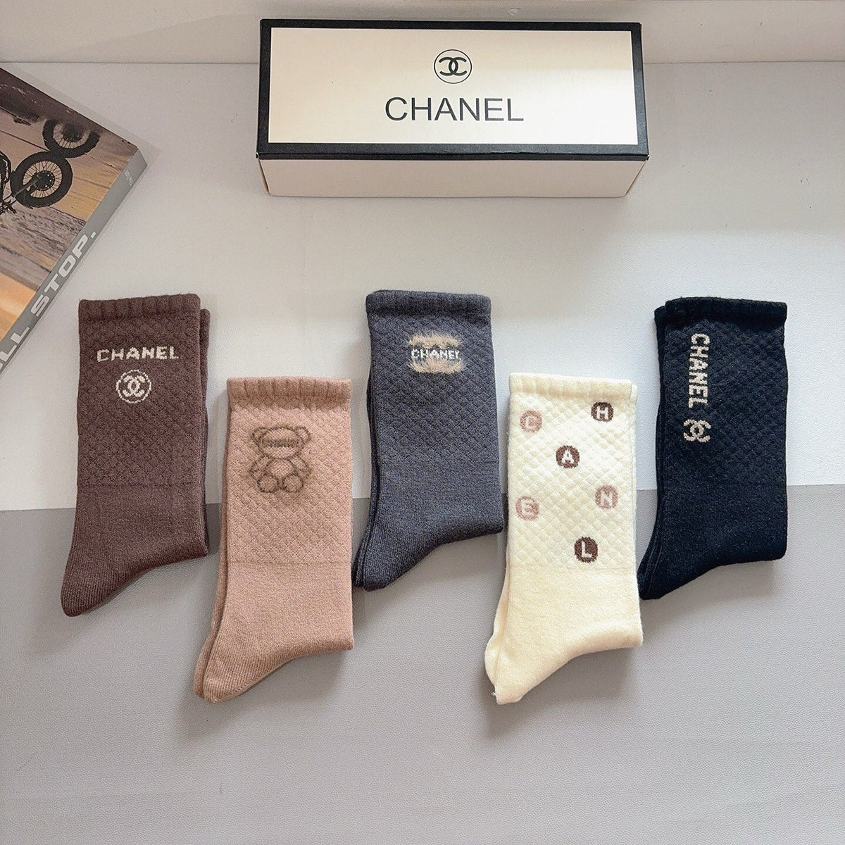CHANEL 26S CREW SOCKS 403592 (1 BOX)