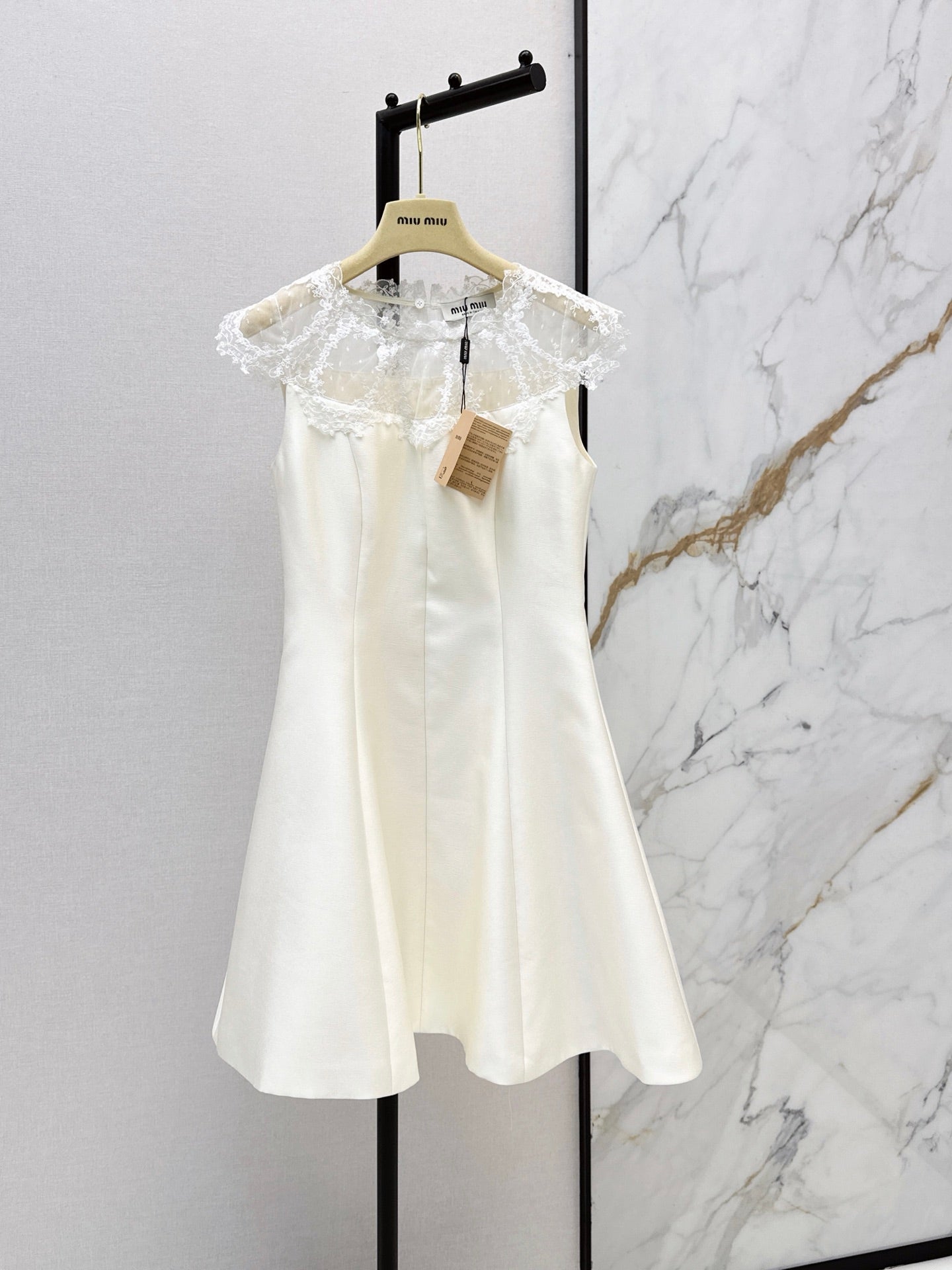 26FW New Sleeveless Dress with Lace-Panel Detail 🤍
