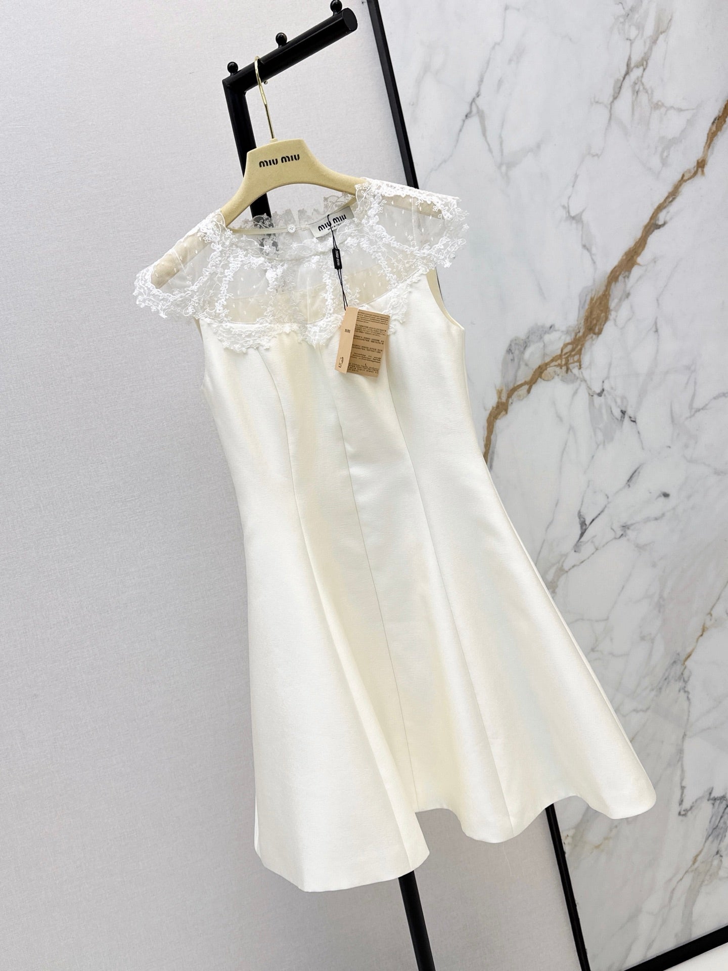 26FW New Sleeveless Dress with Lace-Panel Detail 🤍
