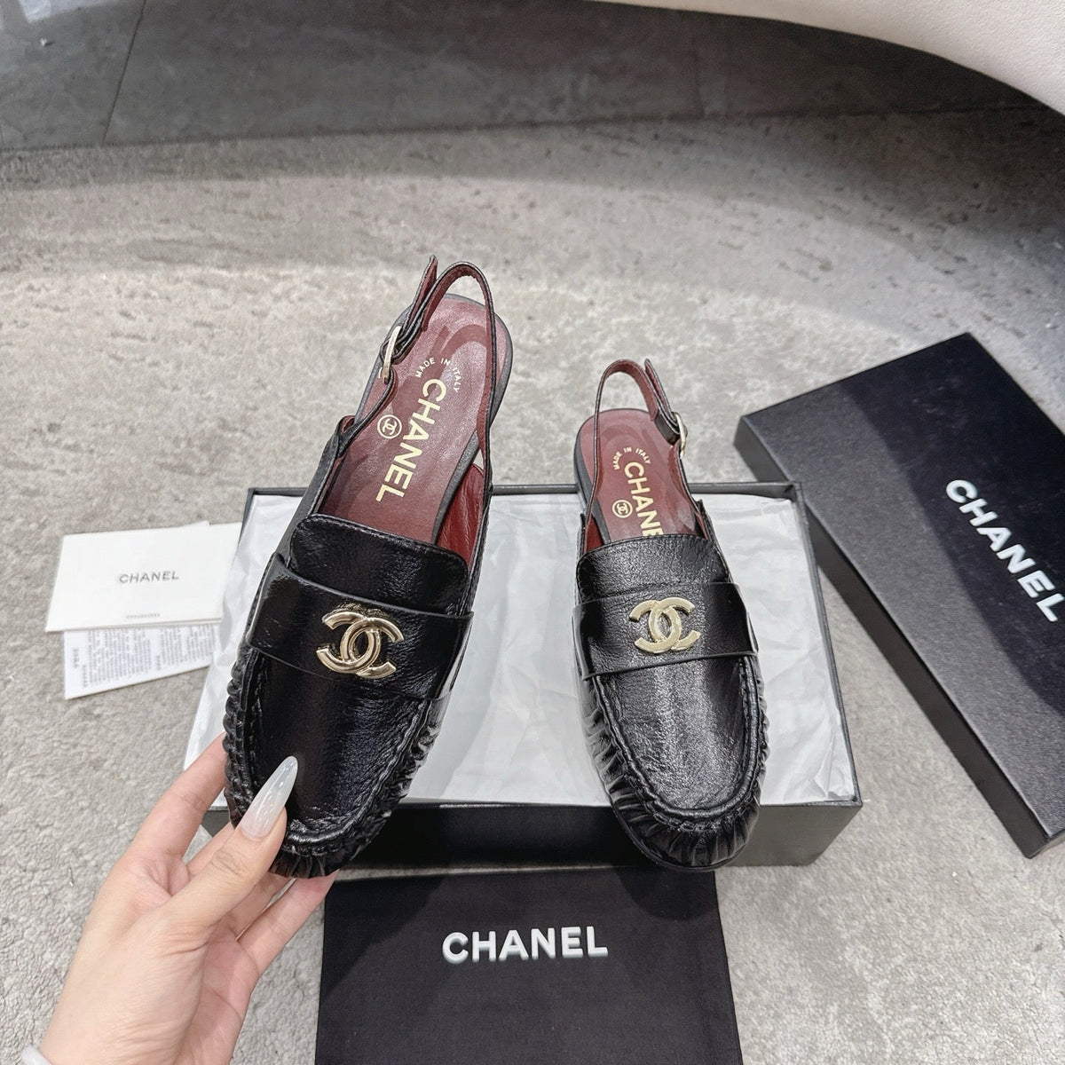26FW New Pleated Flat Mules – Vintage-Style Closed-Toe Sandals