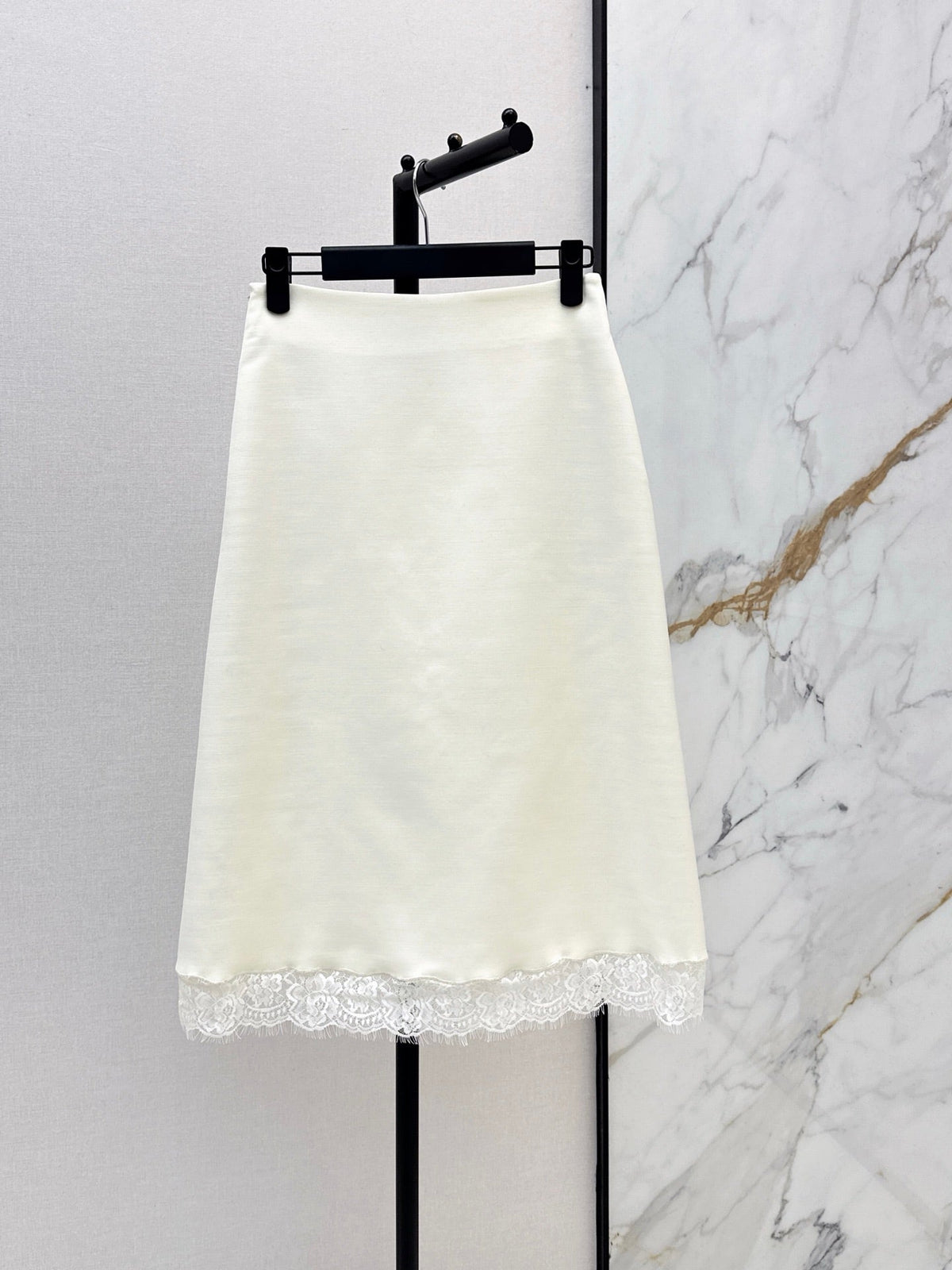 26FW New High-Waisted A-Line Skirt with Lace Paneling 🖤