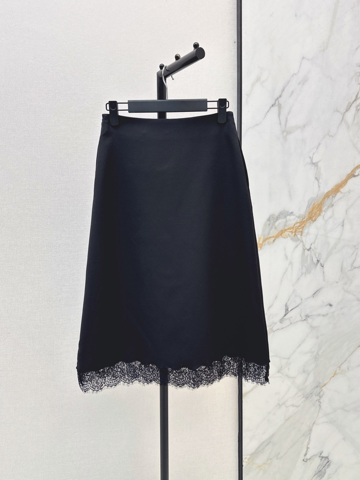 26FW New High-Waisted A-Line Skirt with Lace Paneling 🖤