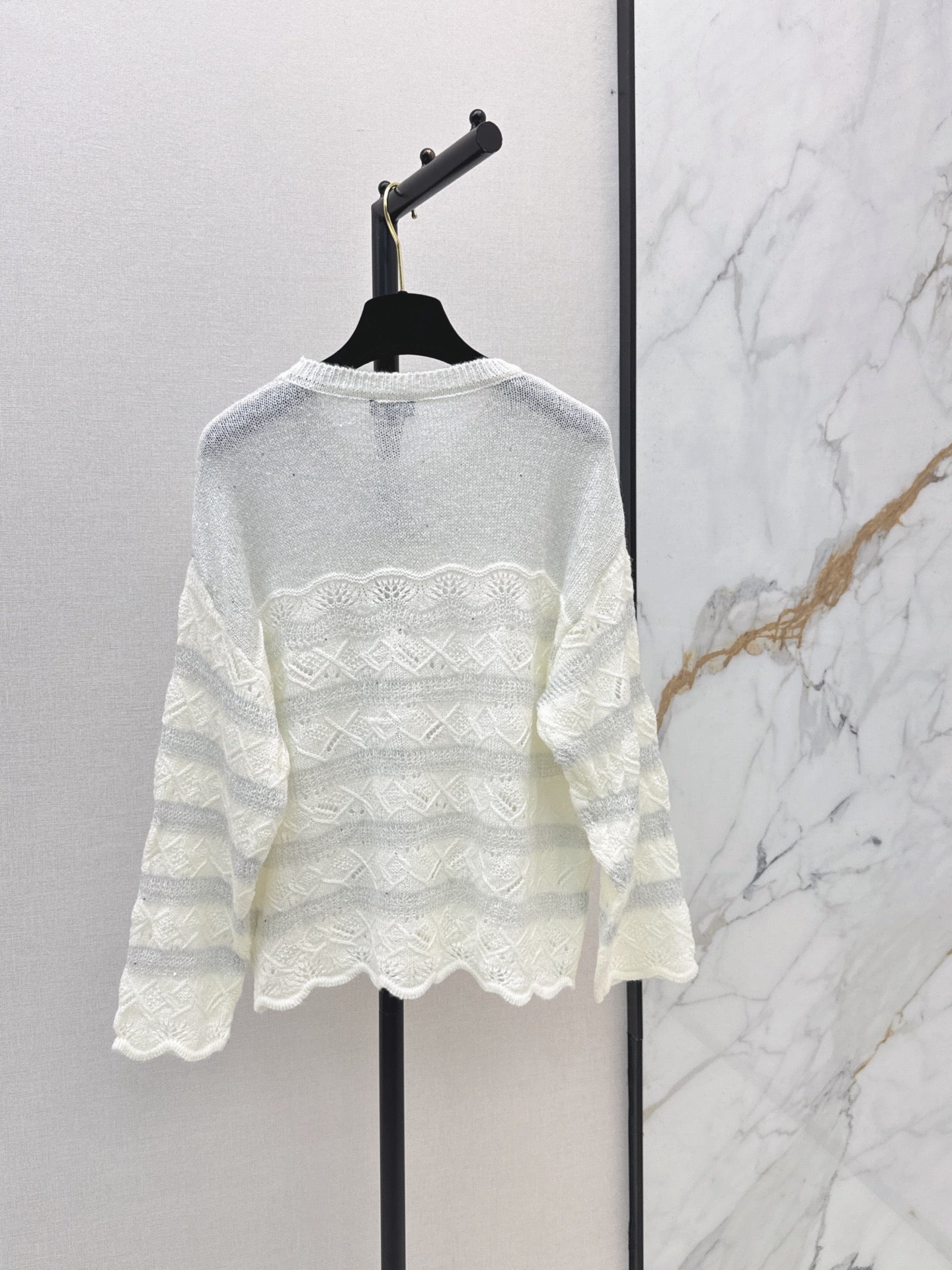 26FW Long-Sleeve Knit Top with Cut-Out Detail and New Logo Hardware 🤍