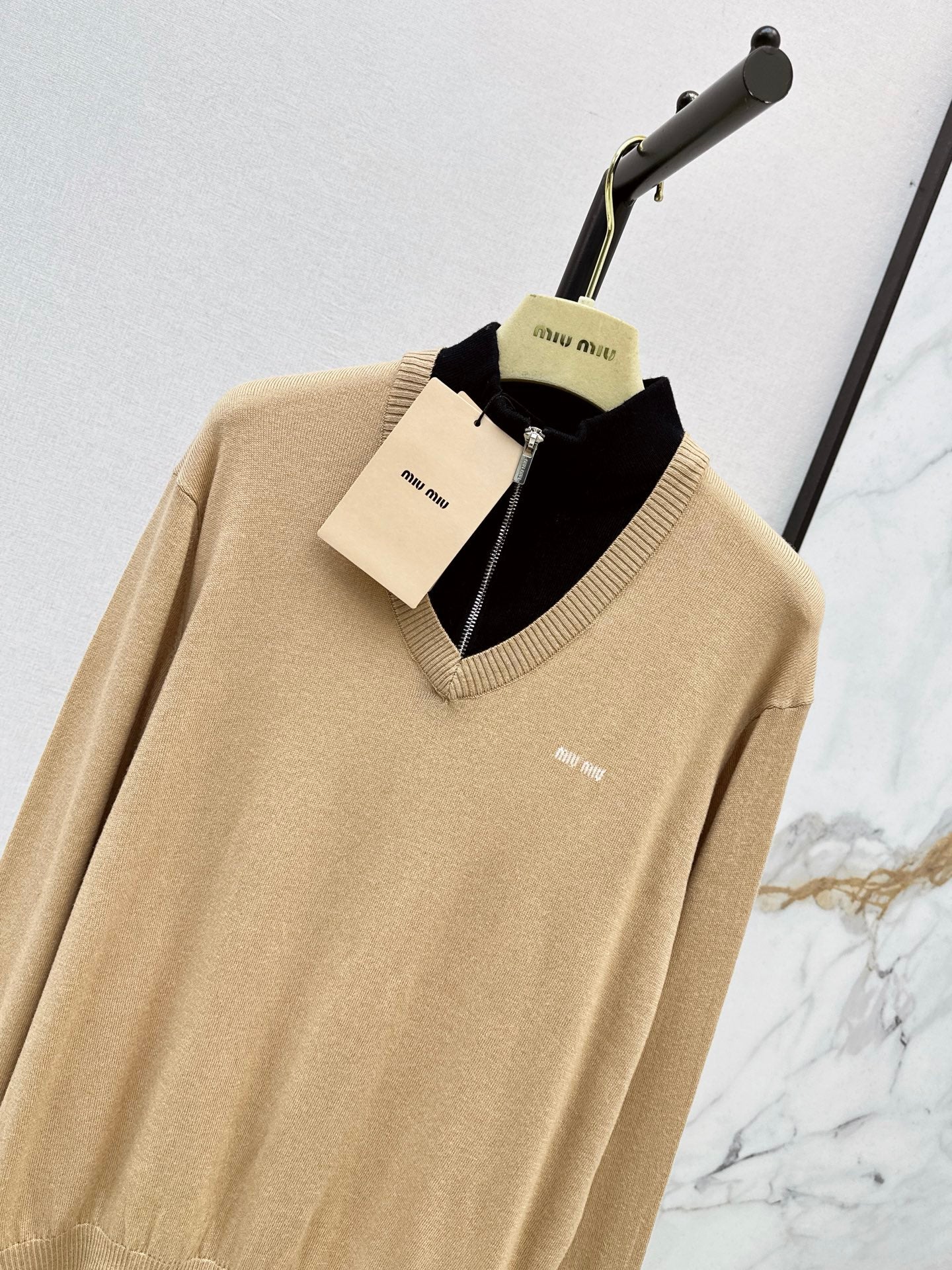 26FW New Color-Block Faux-Layered V-Neck Knit Sweater 🤎
