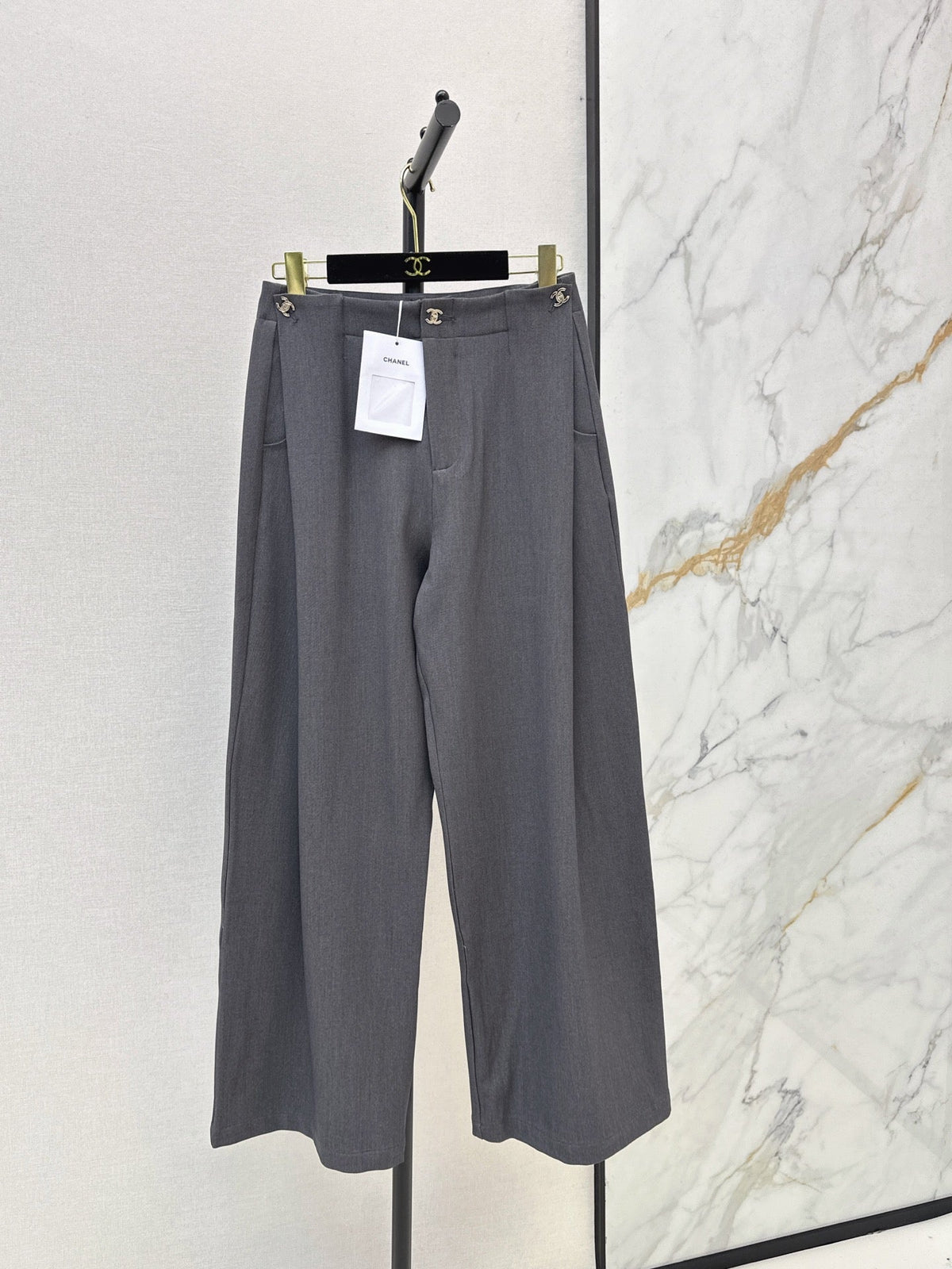 26FW Straight-Leg Wide-Leg Trousers with New Logo Hardware 🖤